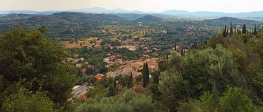 Korfu Adası'nın yeşil dağ manzara panoramik çekim.