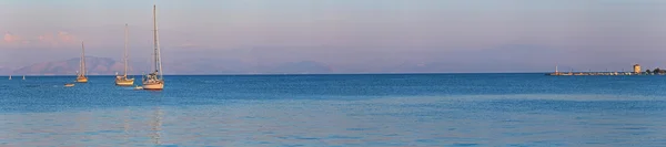 Panorâmica tiro de mar com barcos no porto de Corfu cidade em su — Fotografia de Stock