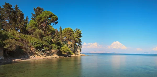 Panoramisch lange belichtingstijd shot van blauwe zee met blauwe bewolkte hemel op — Stockfoto