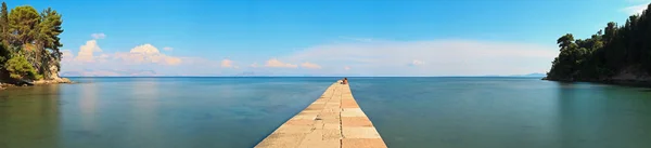 全景长时间曝光拍摄的海与石码头上科孚岛 isl — 图库照片