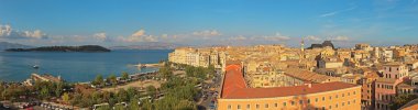 Mavi bulutlu gökyüzü ile Korfu şehir panoramik çekim. abov Sen'den