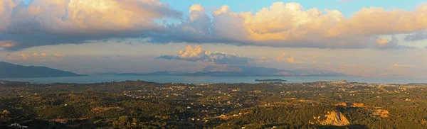 ケルキラ島の見事な緑の山の風景のパノラマ撮影 — ストック写真