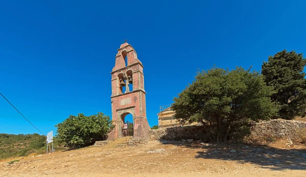 Panorâmica tiro de uma antiga igreja na aldeia mais antiga de Corfu i — Fotografia de Stock