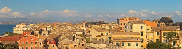 Tiro panorâmico da cidade de Corfu com céu azul nublado. Sen de abov — Fotografia de Stock