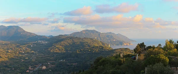 Panoramatický záběr úchvatné zelené horské krajiny z Korfu — Stock fotografie