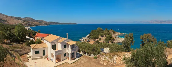 Foto panorámica de una casa blanca en la costa. Hermosa bahía con —  Fotos de Stock