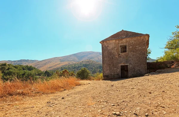 Fotografia panorâmica de uma casa solitária na aldeia mais antiga de Corfu — Fotografia de Stock