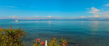 panoramik deniz manzarası tekne ile vurdu. Mavi Gökyüzü bulutlu. Korfu Isl