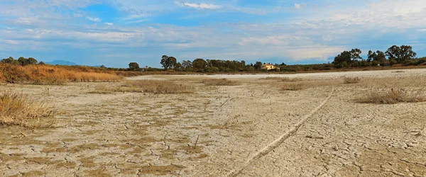 青い曇り空と乾燥した塩の平原のパノラマ撮影。南 o — ストック写真