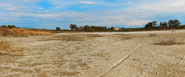 Panoramabild torkat salt flervåningshus med blå mulen himmel. södra o — Stockfoto