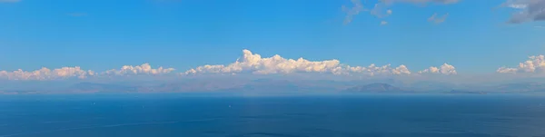 Paisaje panorámico con océano azul y montañas de Albania ver —  Fotos de Stock