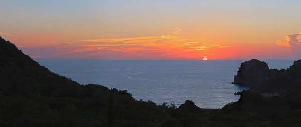 Panoramische opname van prachtige baai bij zonsondergang met bewolkte hemel. Vatos — Stockfoto