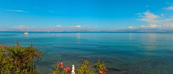Tiro panorâmico de paisagem marinha com barco. Céu azul nublado. Corfu isl — Fotografia de Stock