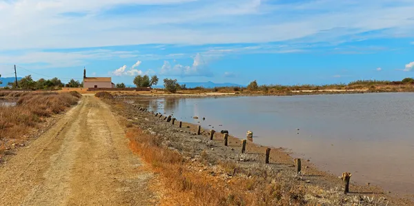 panoramik manzarası ile toprak yol bir kiliseye terk etti. mavi