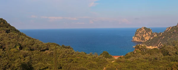 Vue panoramique du paysage côtier avec baie et montagnes verdoyantes — Photo