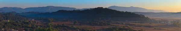 Panorâmica tiro de paisagem de montanha verde na névoa com azul — Fotografia de Stock