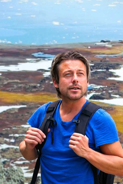 Junger Mann mit Rucksack beim Wandern in der Töndra-Landschaft. Blonde Haare — Stockfoto