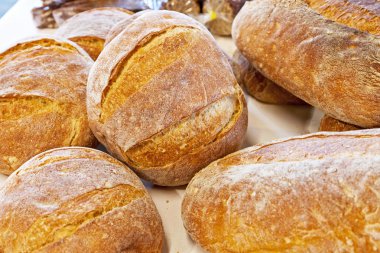 taze pişmiş yuvarlak ekmek.