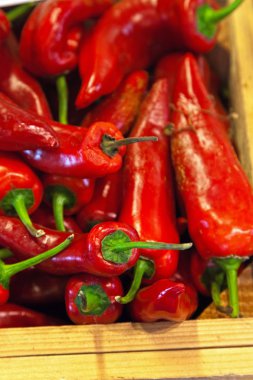 tahta bir sandık içinde kırmızı biber.