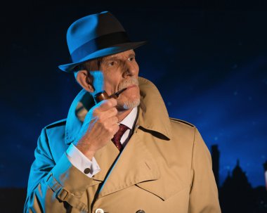 Şehir geceleri sokak yürüyüş retro Dedektif adam sigara borusu