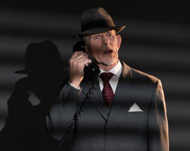 retro Dedektif adam o gece Vintage telefonla arıyor