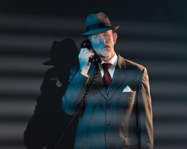 retro Dedektif adam o gece Vintage telefonla arıyor