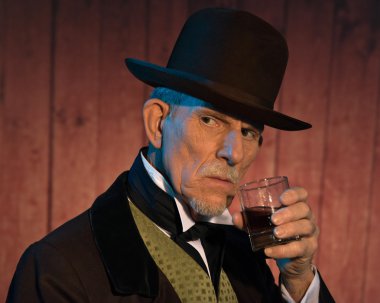 kahverengi şapkası ve ceket holding üst düzey uyarı Batı insanı bir