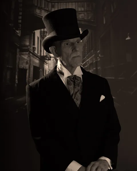Starší muž 1900 styl nosit černý klobouk a kabát. Dickens styl — Stock fotografie