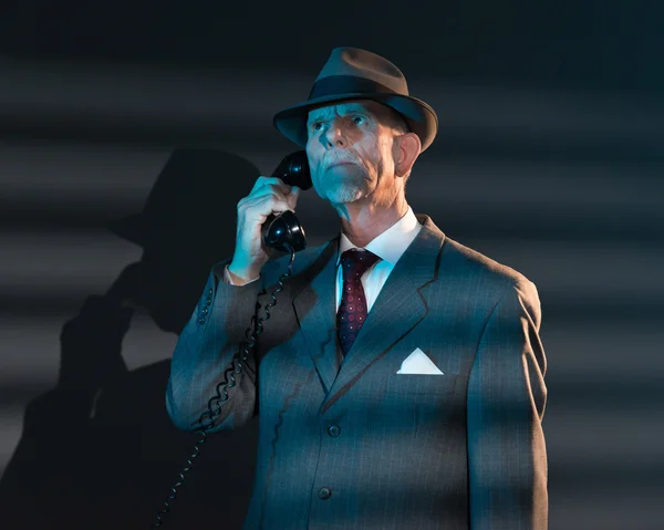 Retro detective man calling with vintage telephone at night in o — Stock Photo, Image