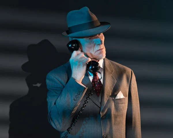 Retro detective man calling with vintage telephone at night in o — Stock Photo, Image