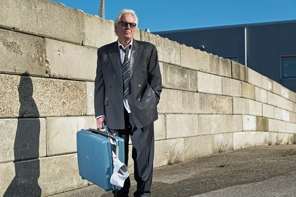 Депрессивный старший бизнесмен в солнечных очках без работы и — стоковое фото