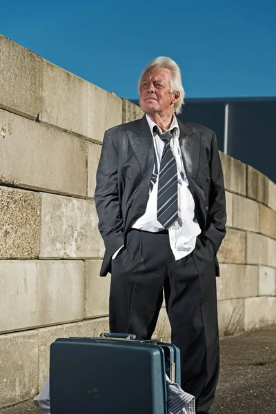 Przygnębiony człowiek starszy biznesu z walizką, bez pracy i ho — Zdjęcie stockowe
