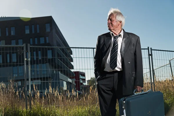 Deprimerad senior business man utan en jobb stående framför — Stockfoto