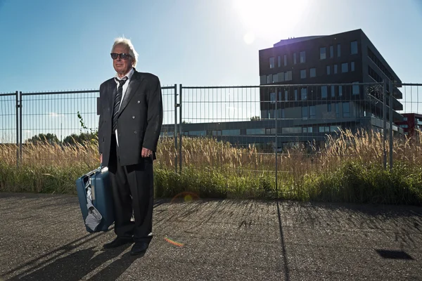 Uomo d'affari anziano depresso con occhiali da sole senza un lavoro stan — Foto Stock
