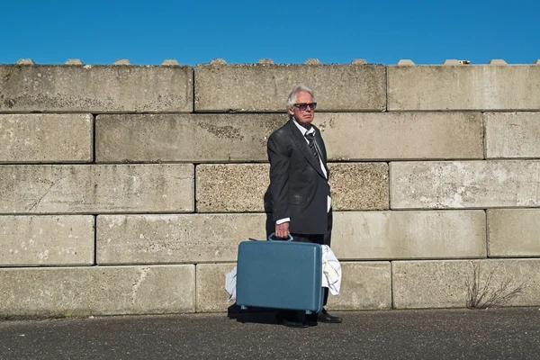 Solitario vagando depresso anziano uomo d'affari con occhiali da sole w — Foto Stock