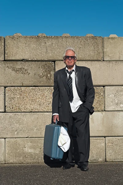 Solitario vagando deprimido hombre de negocios senior con gafas de sol w — Foto de Stock