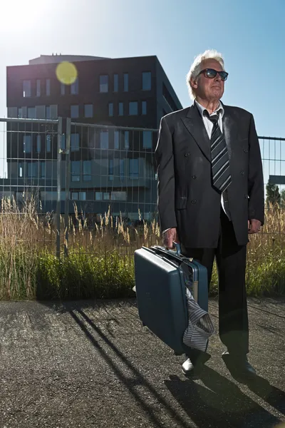 Depressed senior business man with sunglasses without a job stan — Stock Photo, Image