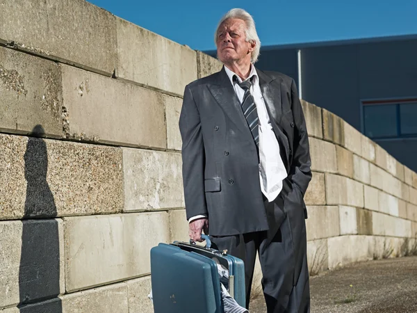 Depressiver älterer Geschäftsmann ohne Job und obdachlos auf der — Stockfoto