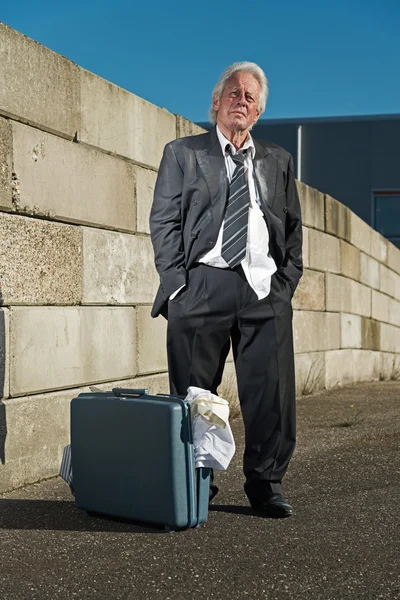 Deprimido hombre de negocios senior con maleta sin trabajo y ho —  Fotos de Stock