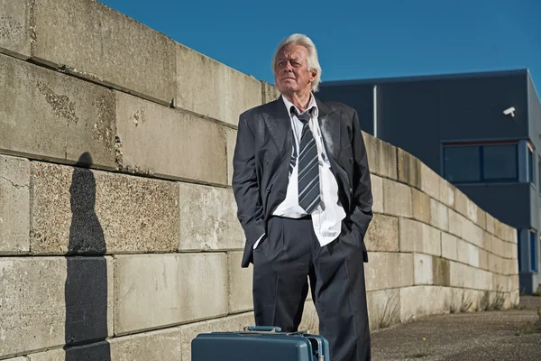 Depressiver Senior mit Koffer ohne Job und Geld — Stockfoto