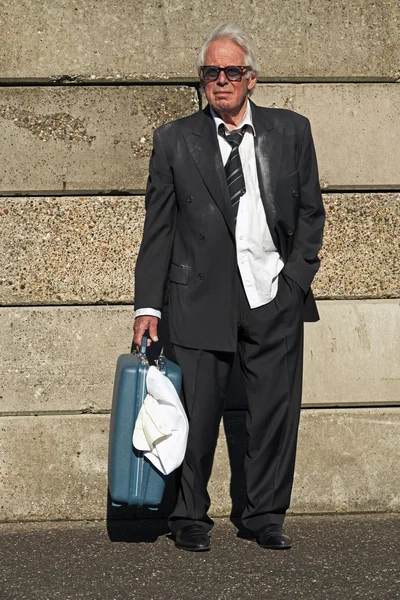 Samotnej wędrówki przygnębiony człowiek starszy biznesu z okulary w — Zdjęcie stockowe