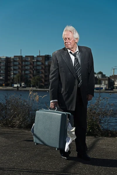 Senior Geschäftsmann ohne Job und obdachlos auf der Straße. ho — Stockfoto