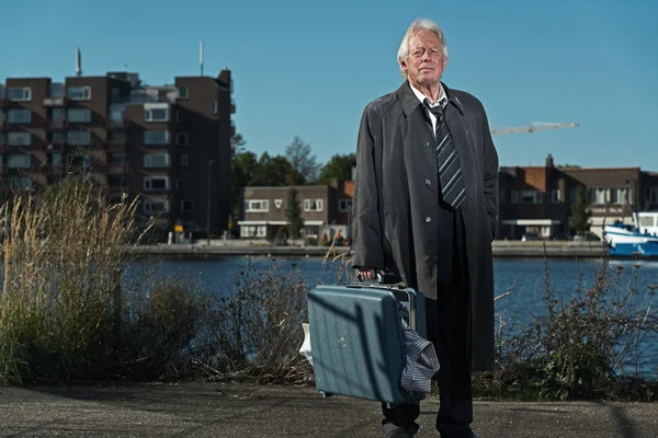 Senior Geschäftsmann ohne Job und obdachlos auf der Straße. ho — Stockfoto