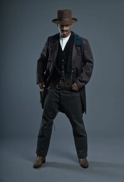 Retro afro Amerika westerse cowboy man met snor. nemen van zijn — Stockfoto