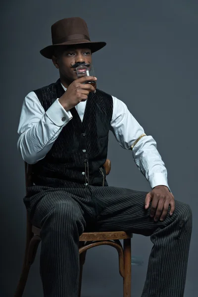 Vintage afro america ocidental cowboy homem com bigode. Beber. — Fotografia de Stock