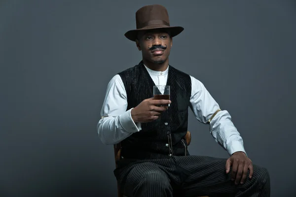 Vintage afro Amerika western cowboy man med mustasch. dricka — Stockfoto