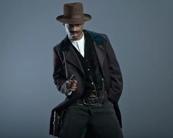 Skytte retro afro Amerika western cowboy man med mustasch. Vi — Stockfoto