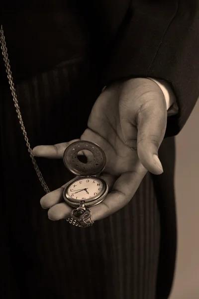 Close-up z rąk afro amerykański człowieka gospodarstwa rocznika zegarek. — Zdjęcie stockowe