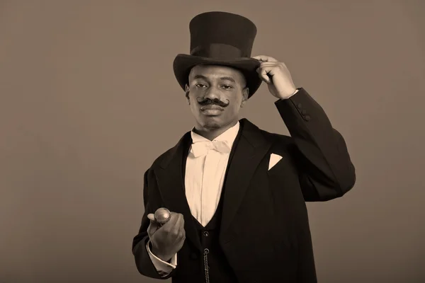 Retro afro Amerikan dickens scrooge bıyıklı adam. b giyiyor — Stok fotoğraf