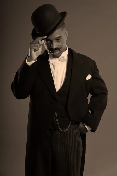 Retro afro americano 1900 hombre de estilo con bigote. Vestido de negro — Foto de Stock